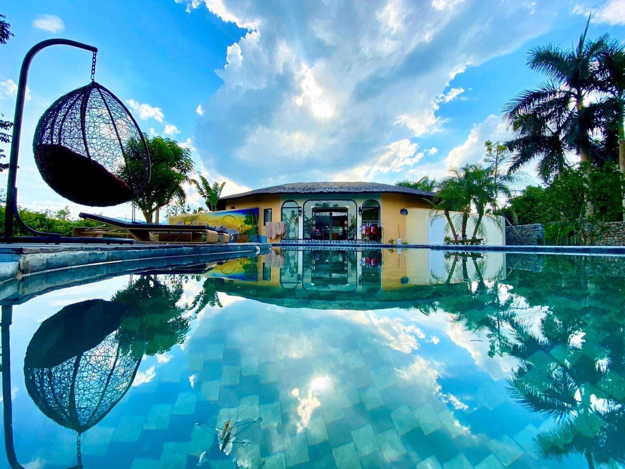 Vợ chồng Hà Nội về ngoại ô xây nhà mái lá, có đủ bể bơi xanh mát