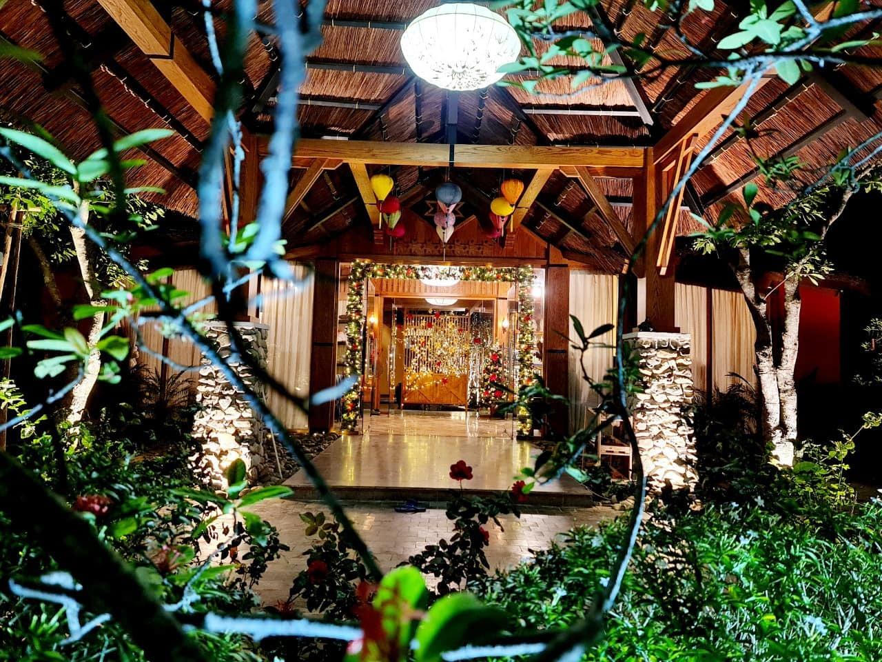 Vợ chồng Hà Nội về ngoại ô xây nhà mái lá, có đủ bể bơi xanh mát