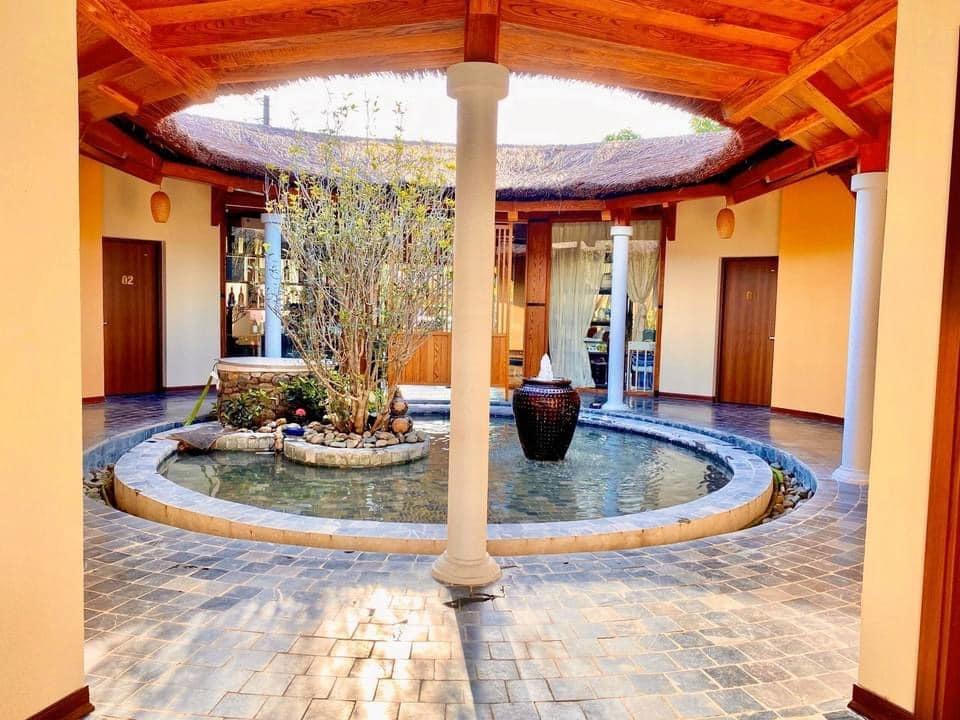 Vợ chồng Hà Nội về ngoại ô xây nhà mái lá, có đủ bể bơi xanh mát