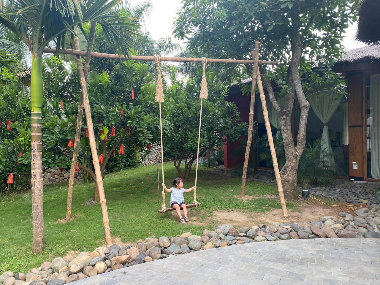 Vợ chồng Hà Nội về ngoại ô xây nhà mái lá, có đủ bể bơi xanh mát