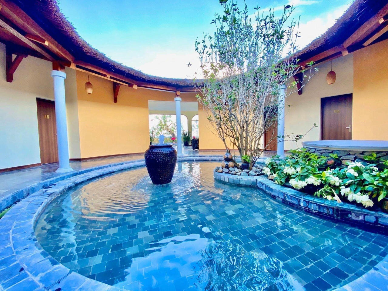 Vợ chồng Hà Nội về ngoại ô xây nhà mái lá, có đủ bể bơi xanh mát