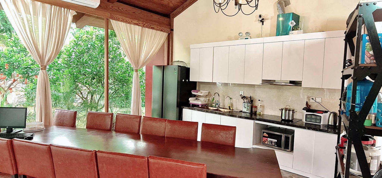 Vợ chồng Hà Nội về ngoại ô xây nhà mái lá, có đủ bể bơi xanh mát