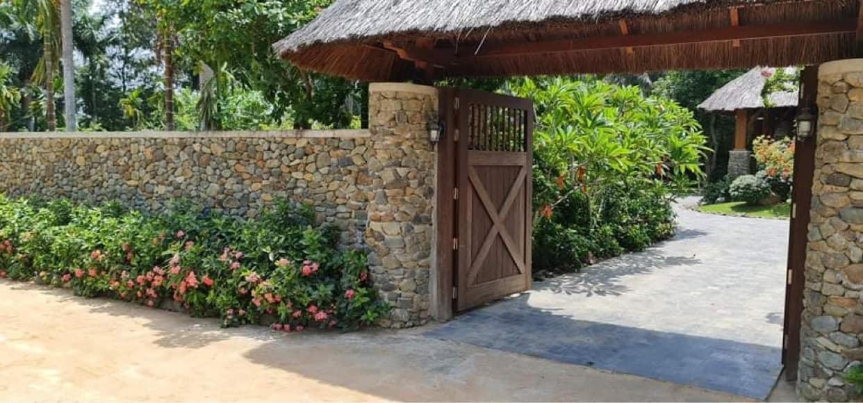 Vợ chồng Hà Nội về ngoại ô xây nhà mái lá, có đủ bể bơi xanh mát