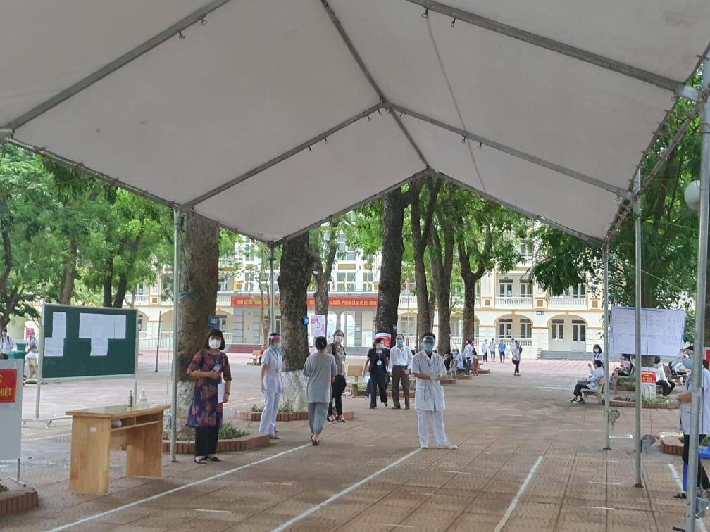 Thí sinh Hà Nội đội mưa tầm tã đi thi vào lớp 10