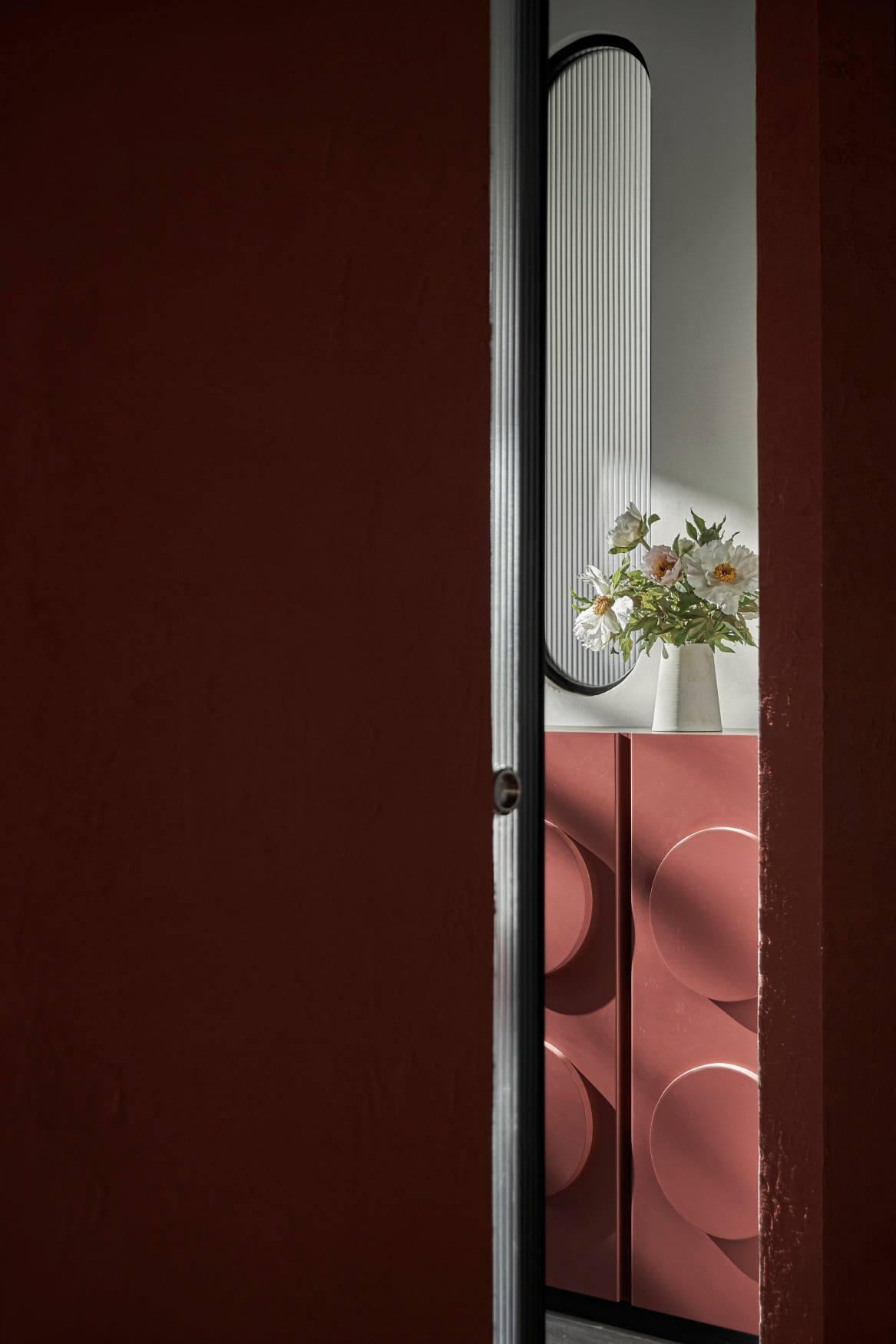 Căn hộ khoác màu tối, nhìn cực chất của chàng trai trẻ