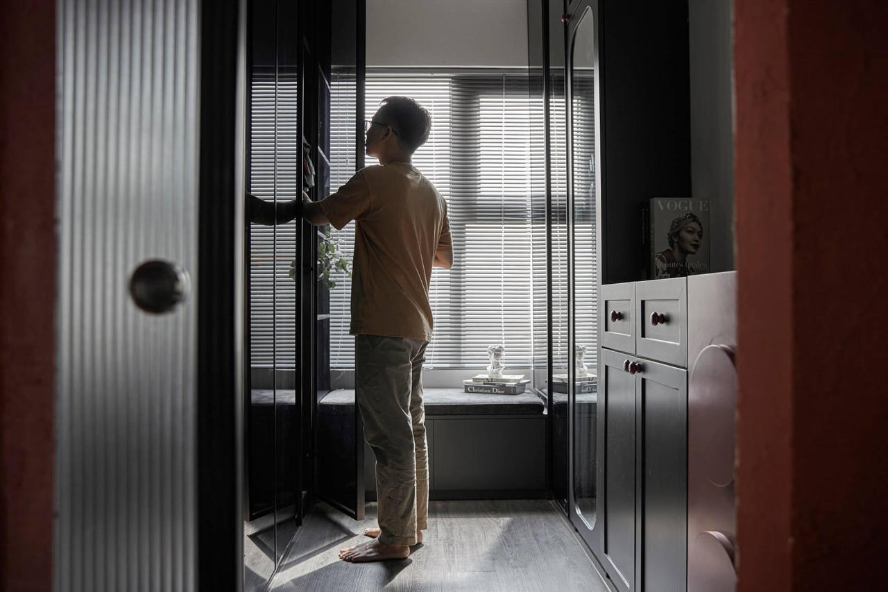 Căn hộ khoác màu tối, nhìn cực chất của chàng trai trẻ