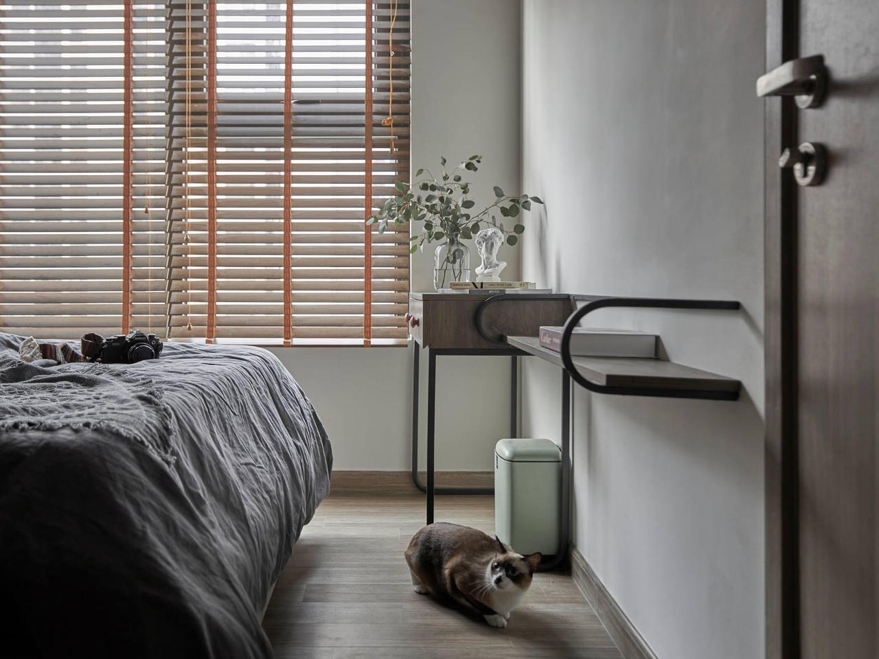 Căn hộ khoác màu tối, nhìn cực chất của chàng trai trẻ