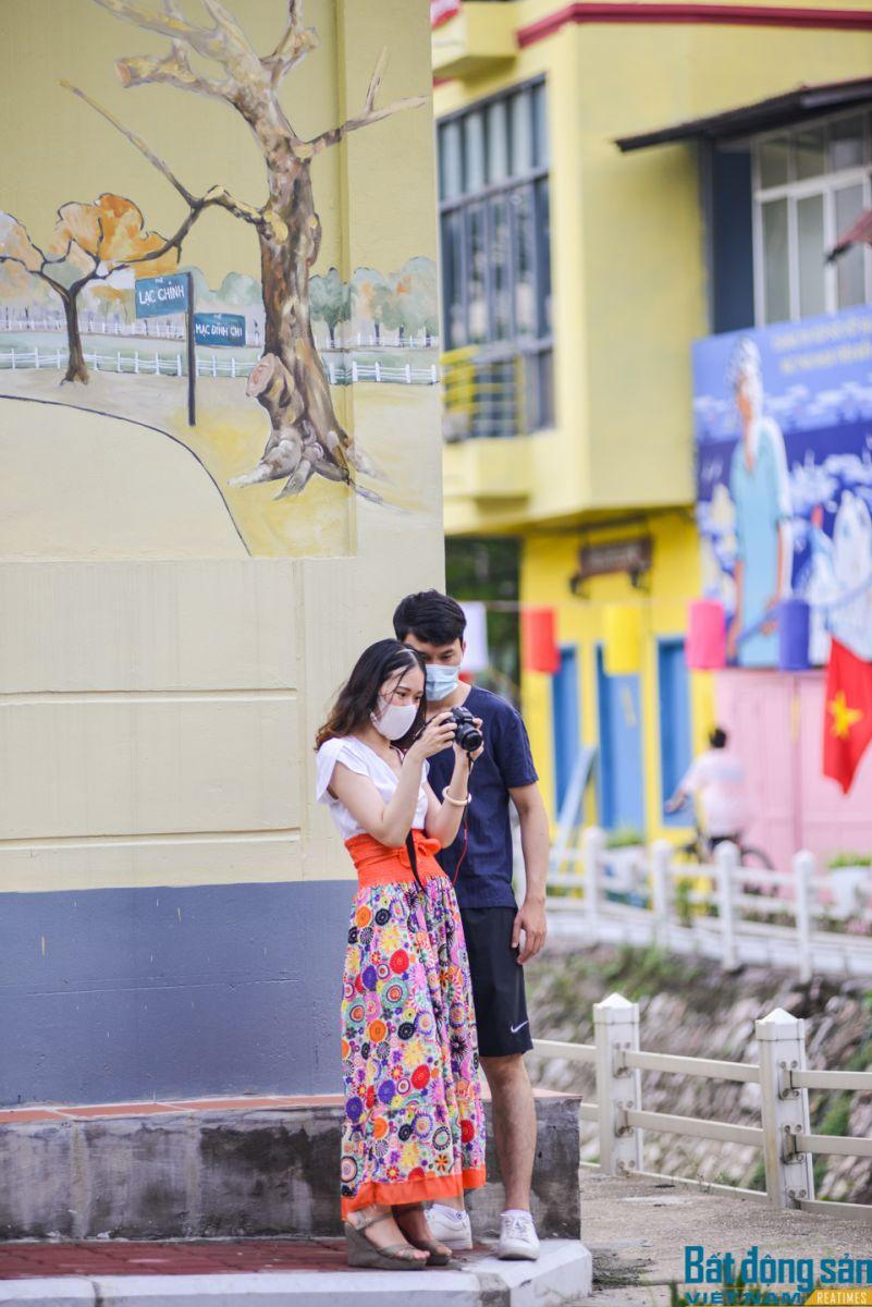 Hà Nội: Con mương ô nhiễm “lột xác“ với tranh bích họa và hàng trăm chiếc đèn lồng