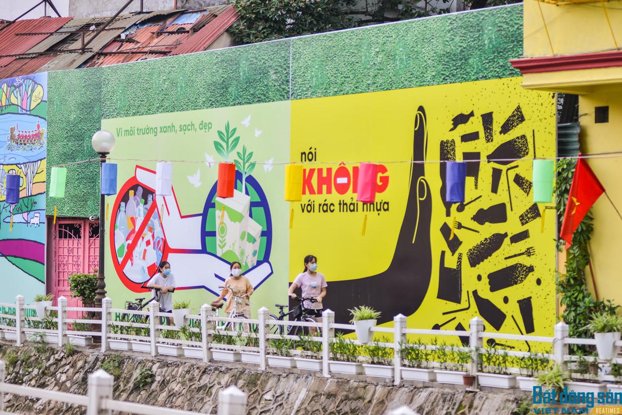 Hà Nội: Con mương ô nhiễm “lột xác“ với tranh bích họa và hàng trăm chiếc đèn lồng