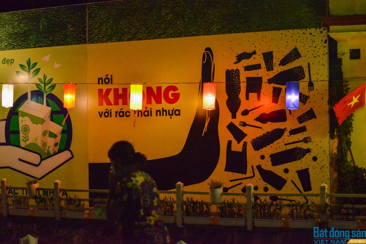 Hà Nội: Con mương ô nhiễm “lột xác“ với tranh bích họa và hàng trăm chiếc đèn lồng