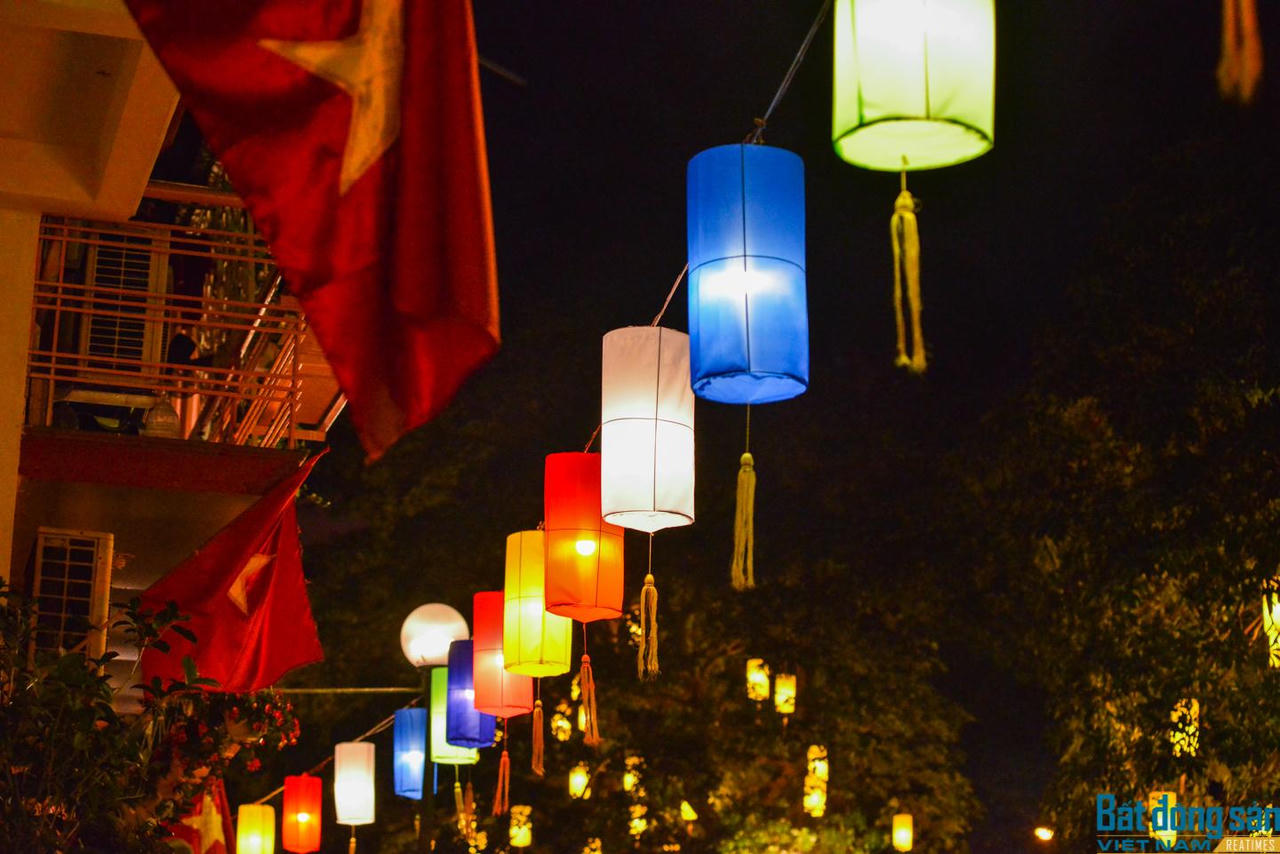 Hà Nội: Con mương ô nhiễm “lột xác“ với tranh bích họa và hàng trăm chiếc đèn lồng