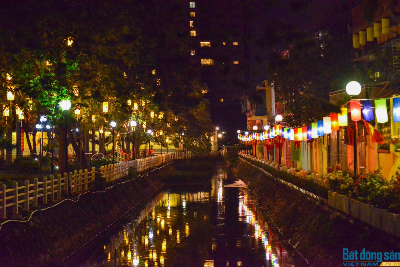 Hà Nội: Con mương ô nhiễm “lột xác“ với tranh bích họa và hàng trăm chiếc đèn lồng