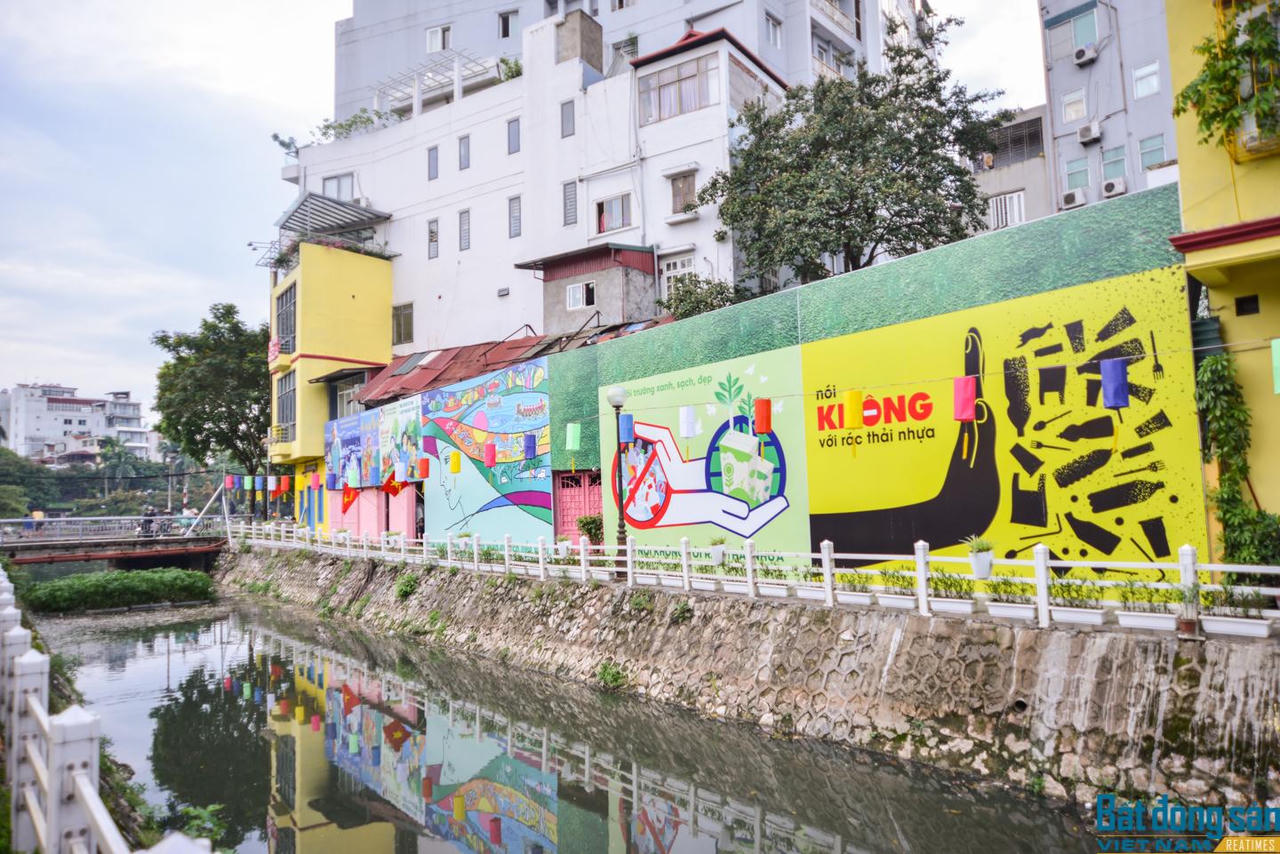 Hà Nội: Con mương ô nhiễm “lột xác“ với tranh bích họa và hàng trăm chiếc đèn lồng