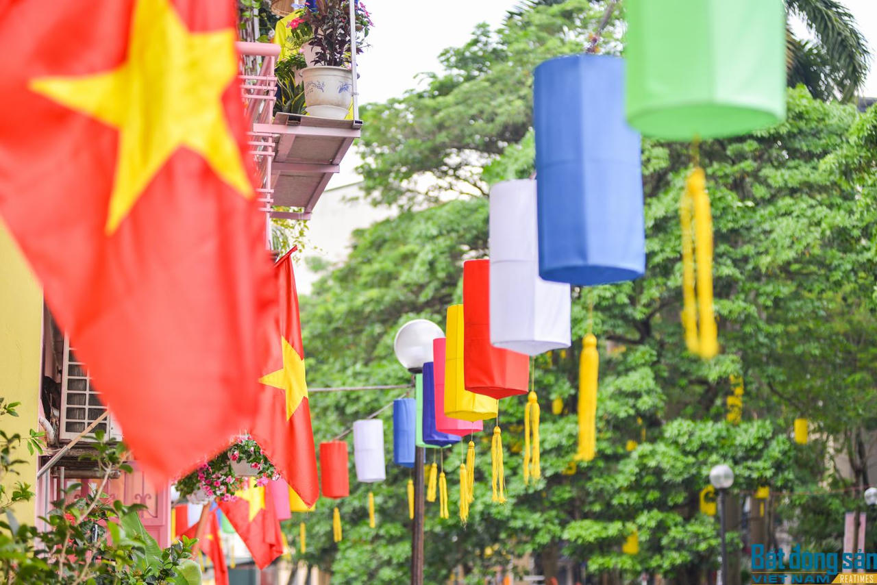 Hà Nội: Con mương ô nhiễm “lột xác“ với tranh bích họa và hàng trăm chiếc đèn lồng