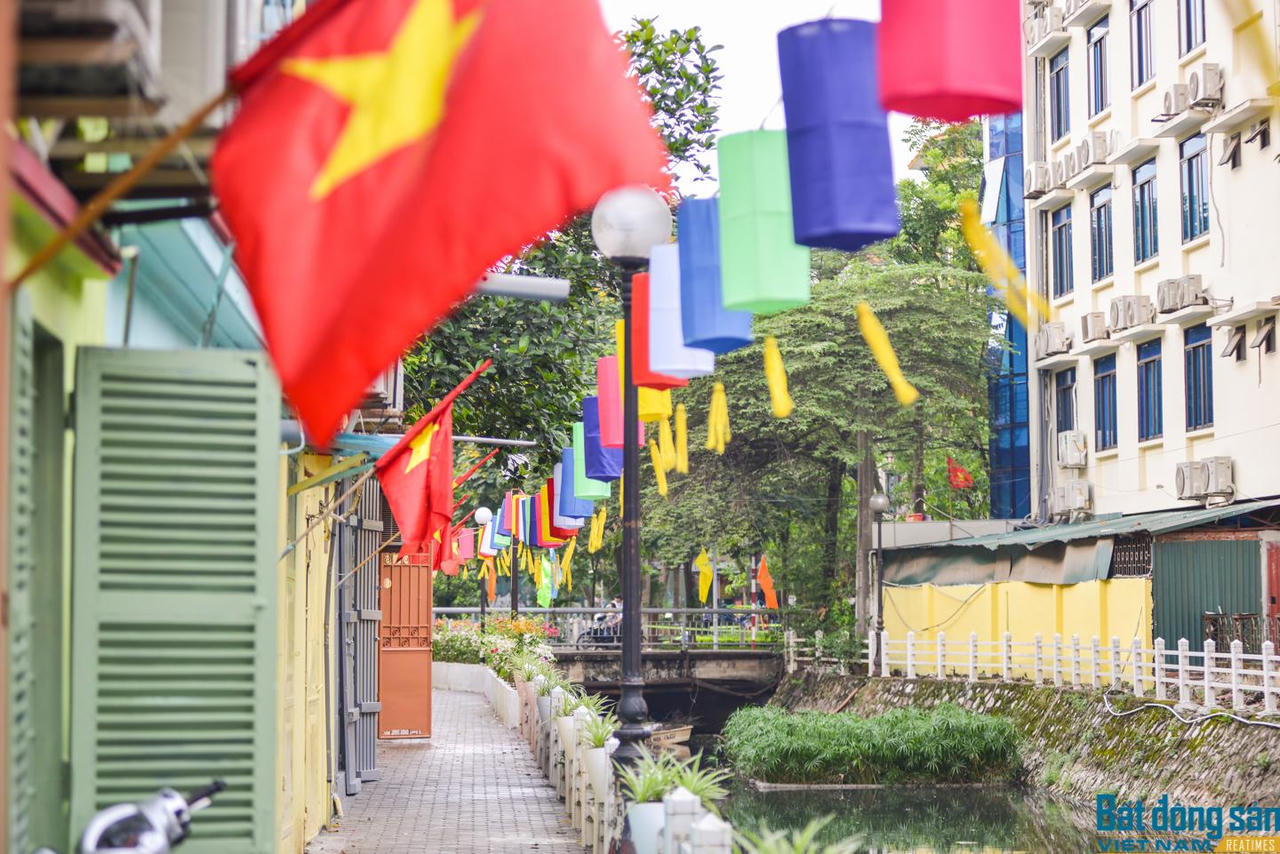 Hà Nội: Con mương ô nhiễm “lột xác“ với tranh bích họa và hàng trăm chiếc đèn lồng