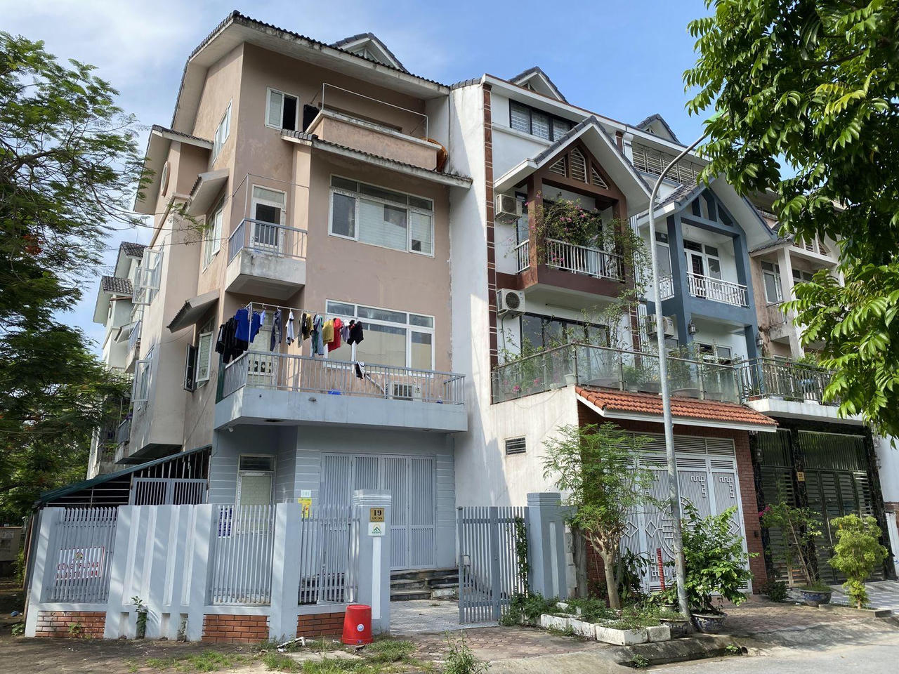 Giải cứu biệt thự triệu đô bỏ hoang bằng cách biến thành nhà trọ giá rẻ