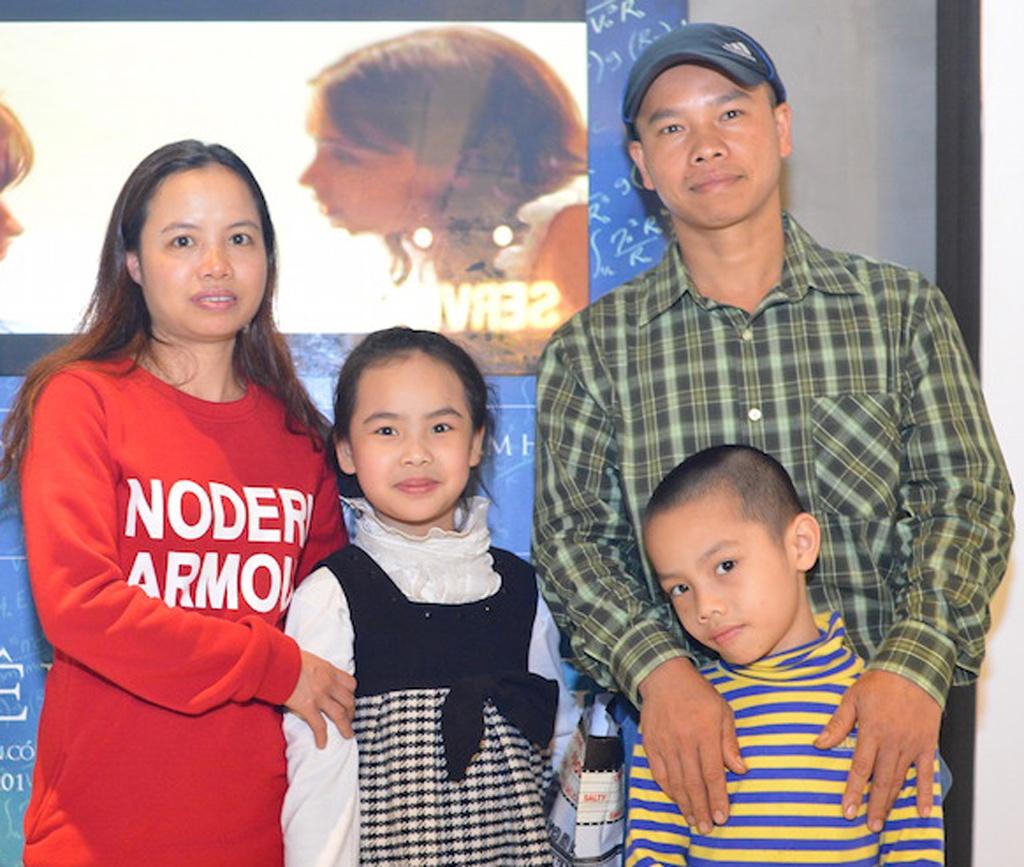 Con nuôi nhà vật lý nổi tiếng Stephen Hawking: Lời cha luôn sống mãi trong tim con