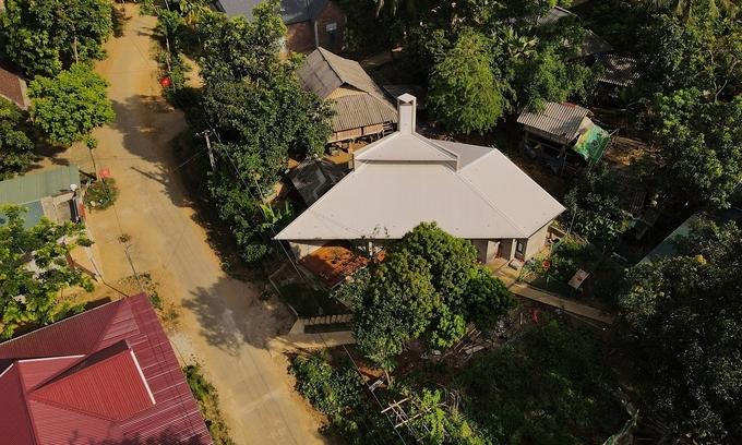 Nhà không cần điều hòa nhờ mái 2 tầng và ống khói 3 mét