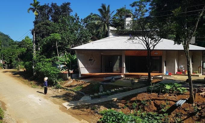 Nhà không cần điều hòa nhờ mái 2 tầng và ống khói 3 mét