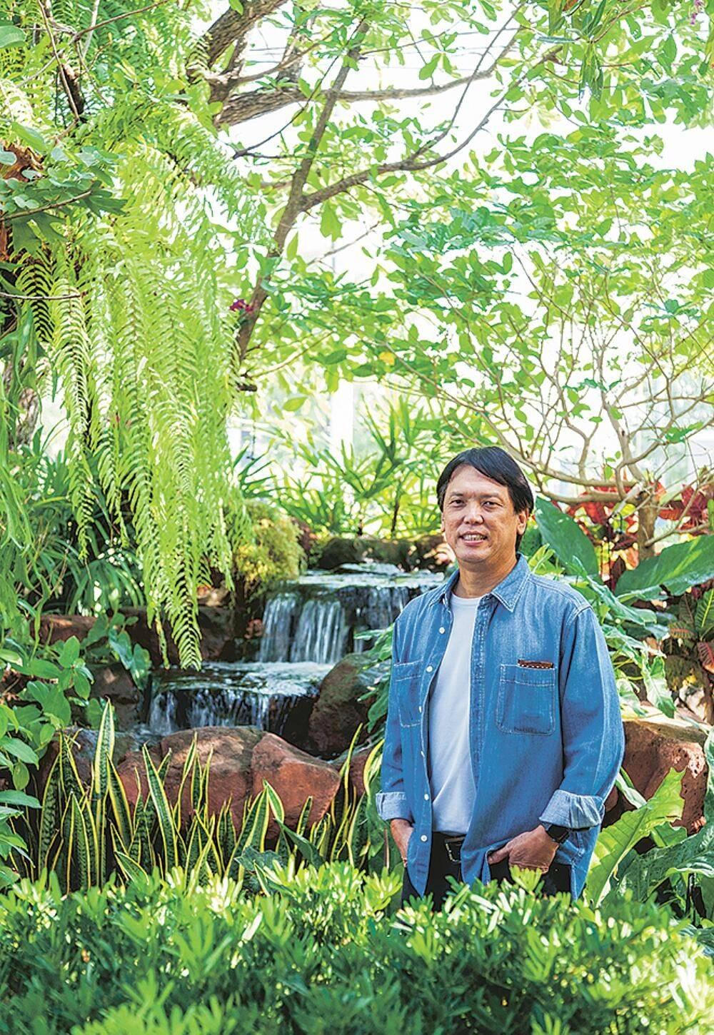 Ngôi nhà có sân vườn, ao cá, thác nước, một “ốc đảo” giữa lòng đô thị