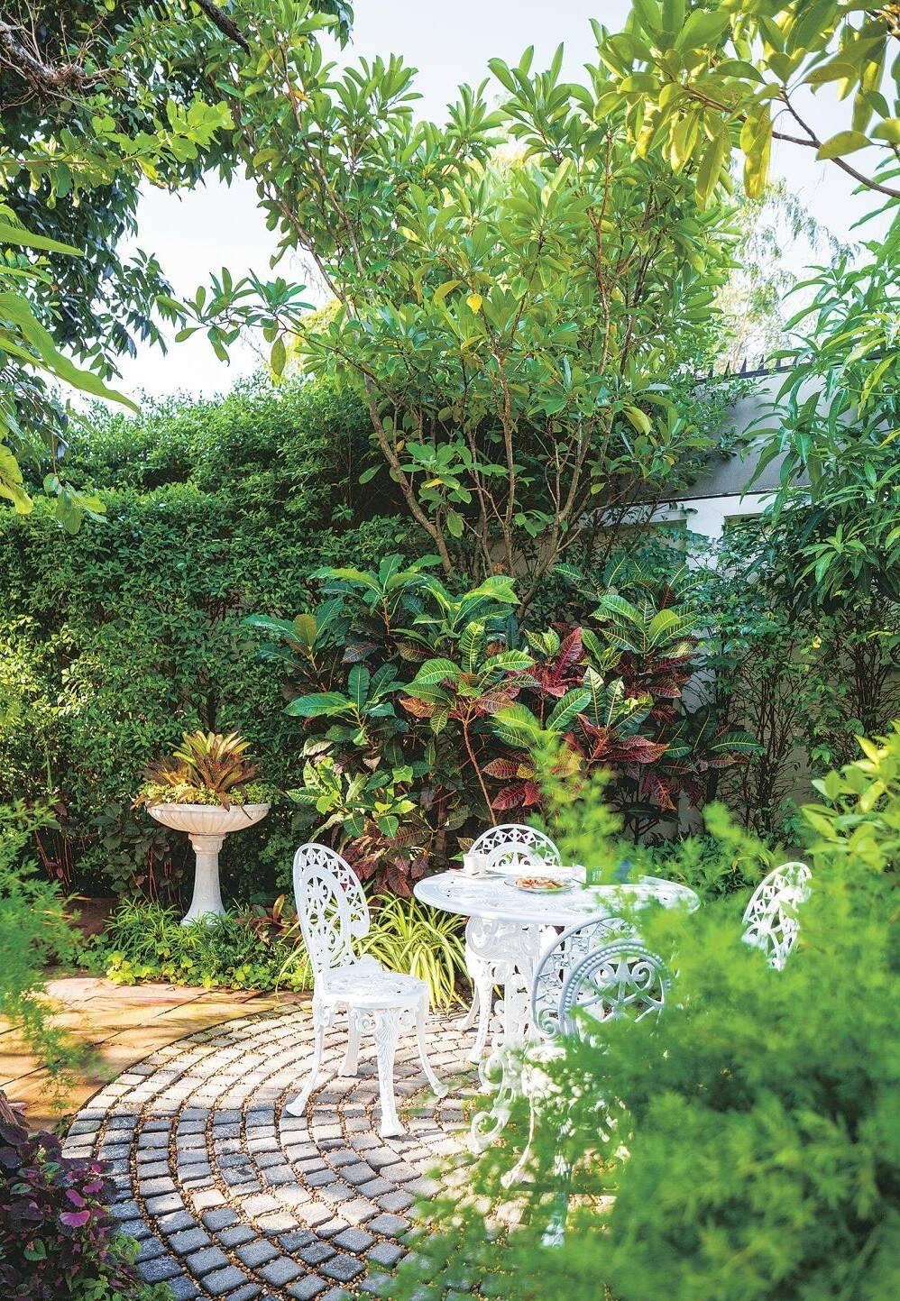 Ngôi nhà có sân vườn, ao cá, thác nước, một “ốc đảo” giữa lòng đô thị