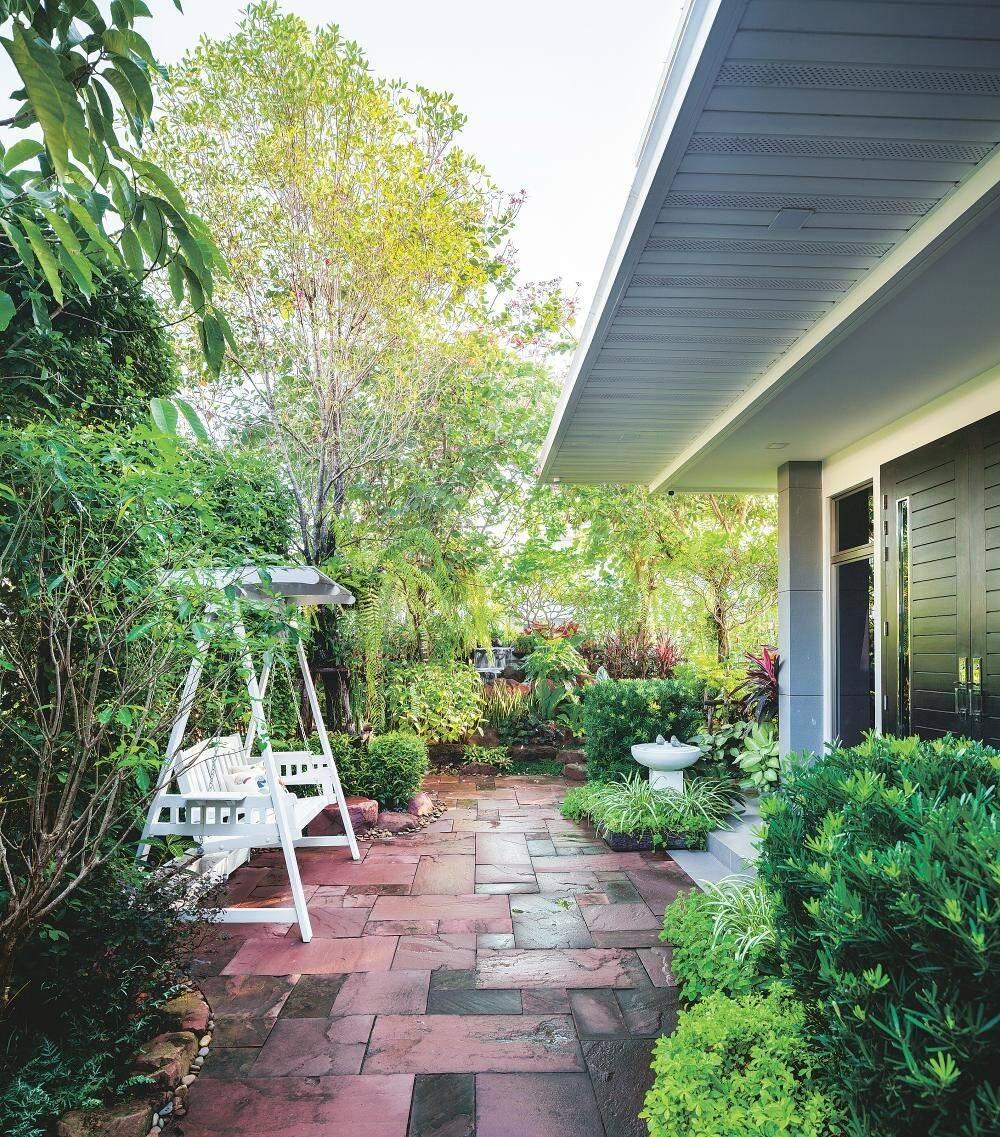 Ngôi nhà có sân vườn, ao cá, thác nước, một “ốc đảo” giữa lòng đô thị