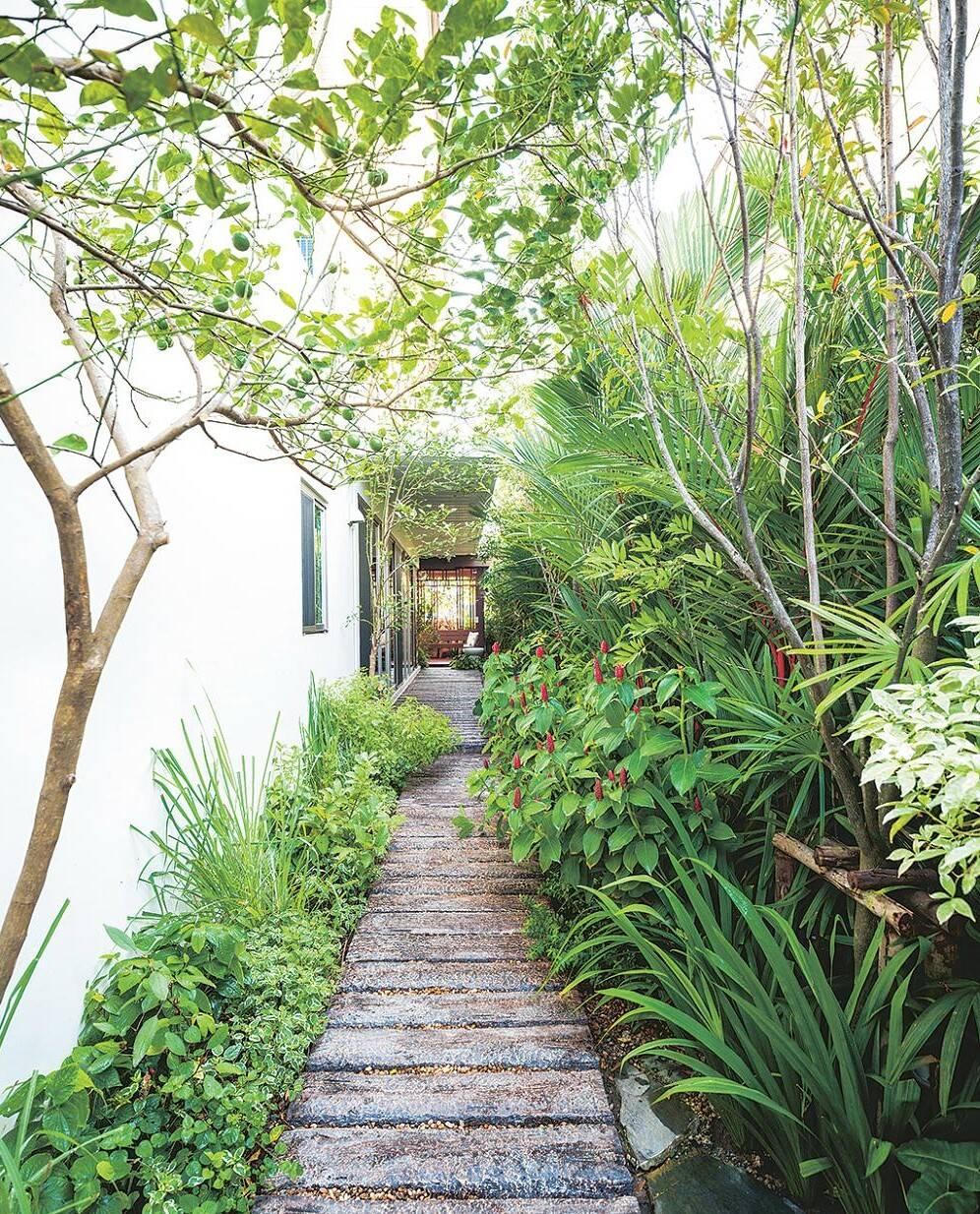 Ngôi nhà có sân vườn, ao cá, thác nước, một “ốc đảo” giữa lòng đô thị