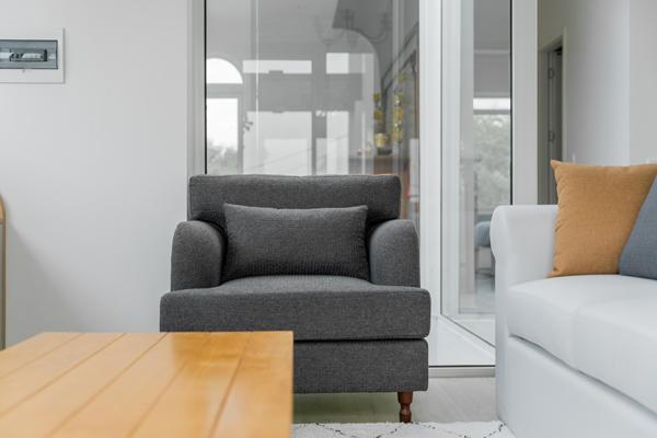 Ngôi nhà ngập tràn ánh sáng tự nhiên từ những ô cửa kính