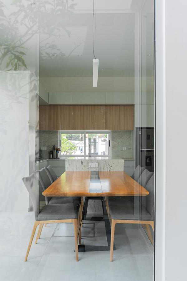 Ngôi nhà ngập tràn ánh sáng tự nhiên từ những ô cửa kính