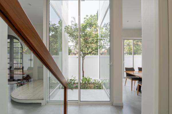 Ngôi nhà ngập tràn ánh sáng tự nhiên từ những ô cửa kính