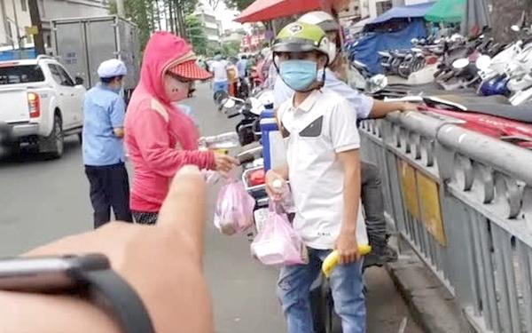 Nhận miếng cơm, manh áo trong tiếng thở dài, xót xa 