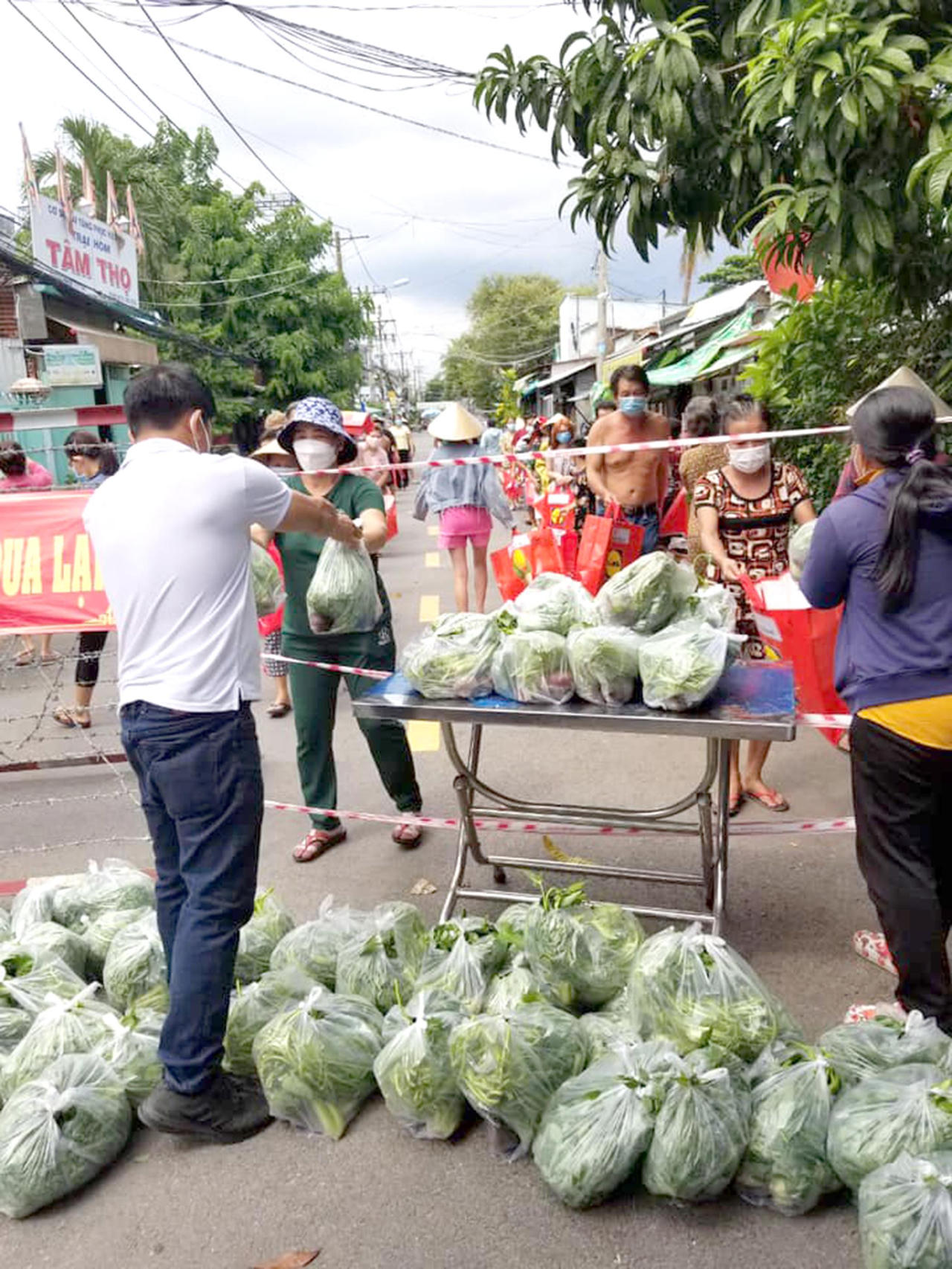 'Nhìn mặt bắt hình dong' hay mở rộng tấm lòng? 