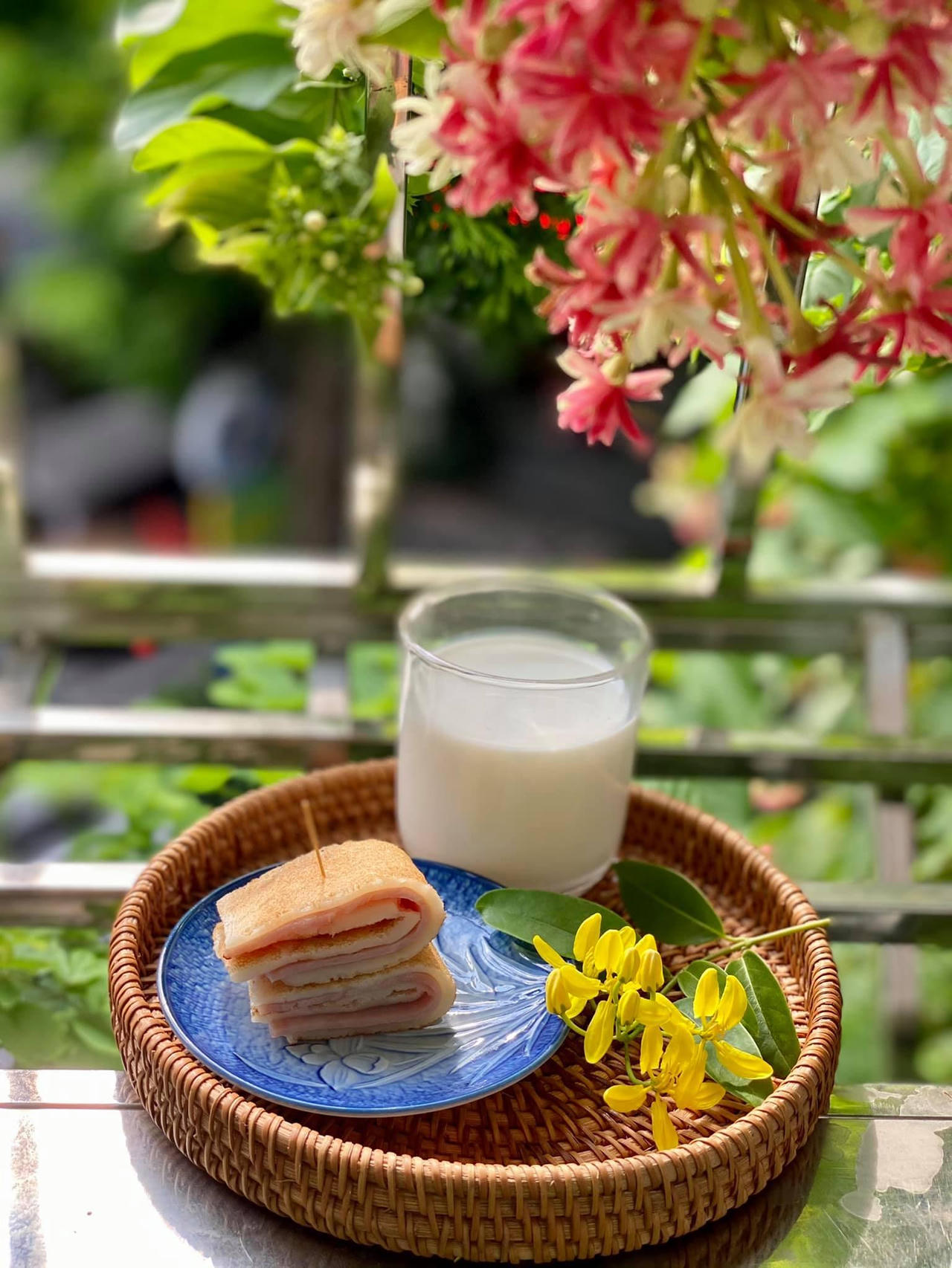 Ngôi nhà phủ đầy hoa leo của nữ thiết kế thời trang