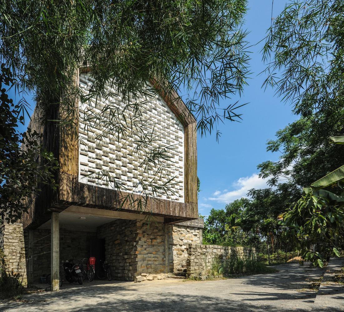 Không có điều hòa, nhà bên hồ ở Đà Nẵng vẫn mát mẻ nhờ lớp vỏ bằng tre ảnh 4