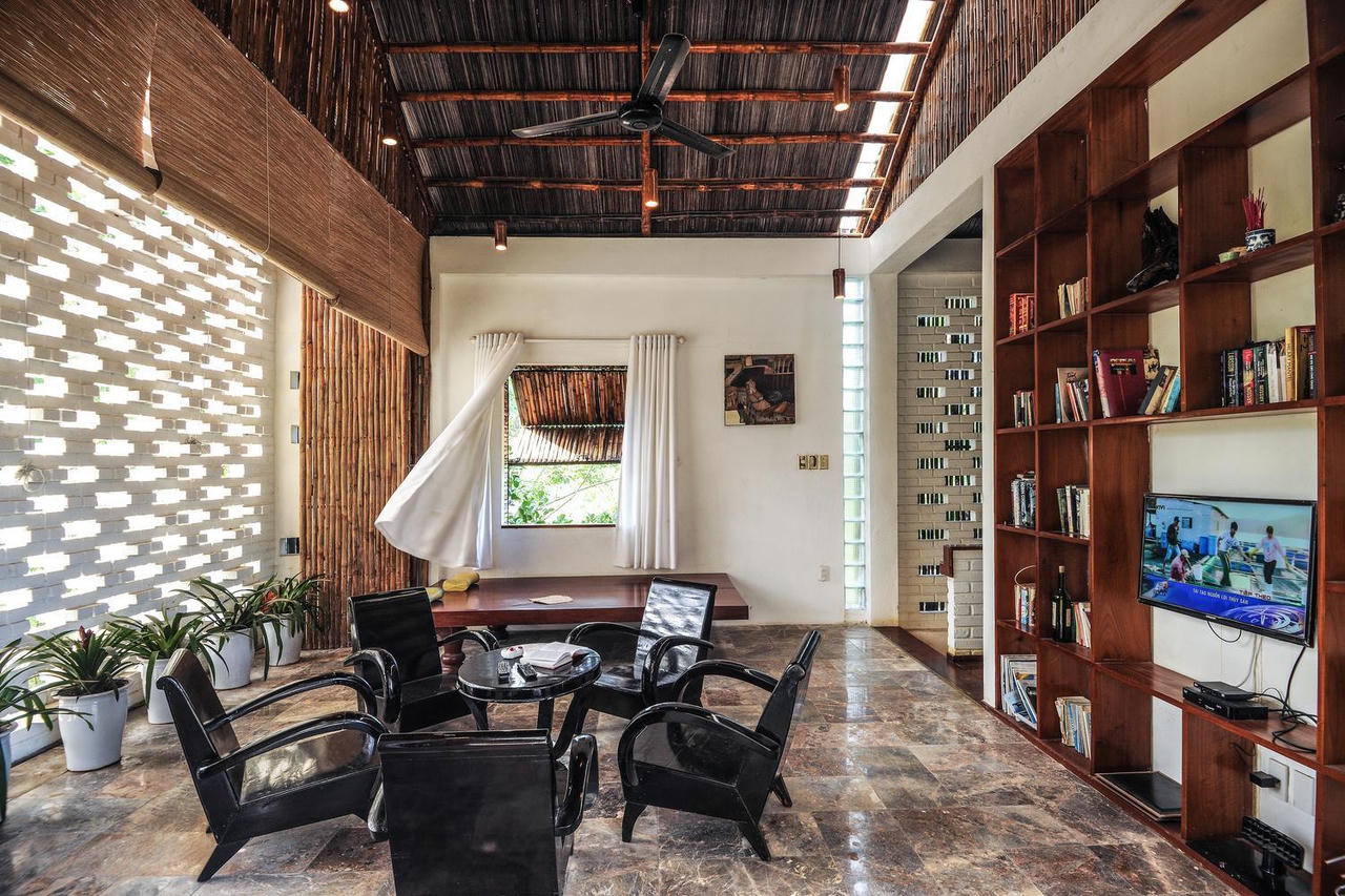 Không có điều hòa, nhà bên hồ ở Đà Nẵng vẫn mát mẻ nhờ lớp vỏ bằng tre ảnh 2