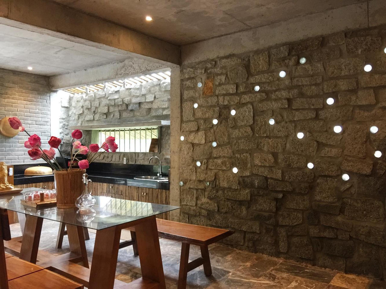 Không có điều hòa, nhà bên hồ ở Đà Nẵng vẫn mát mẻ nhờ lớp vỏ bằng tre ảnh 5