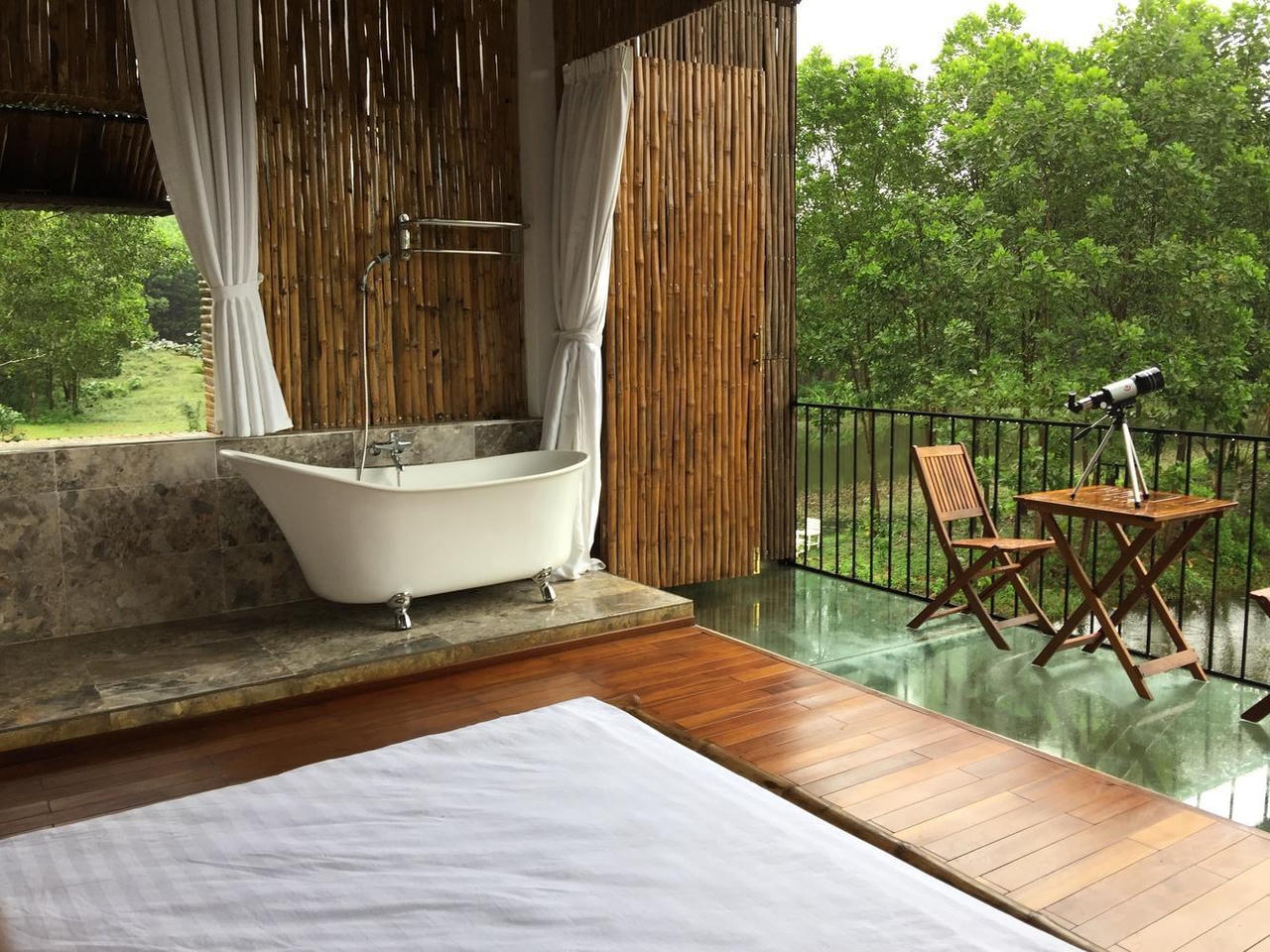 Không có điều hòa, nhà bên hồ ở Đà Nẵng vẫn mát mẻ nhờ lớp vỏ bằng tre ảnh 19