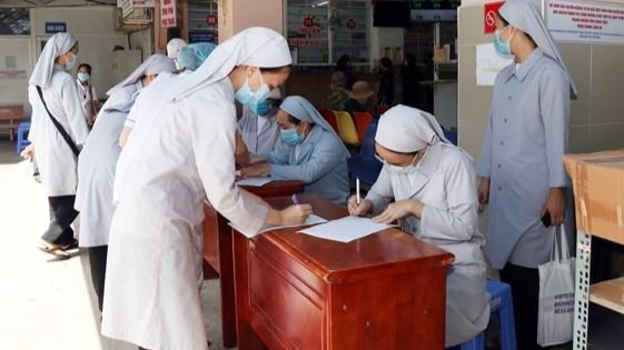 Cởi áo tu hành xung phong lên tuyến đầu chống dịch