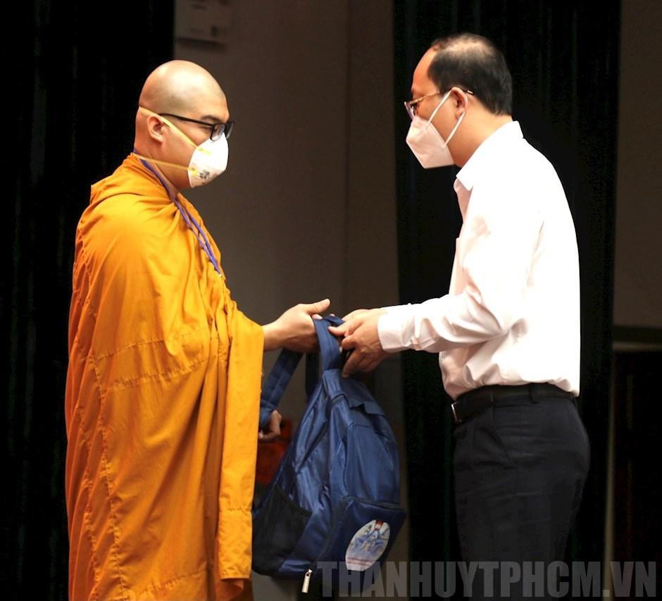 Cởi áo tu hành xung phong lên tuyến đầu chống dịch