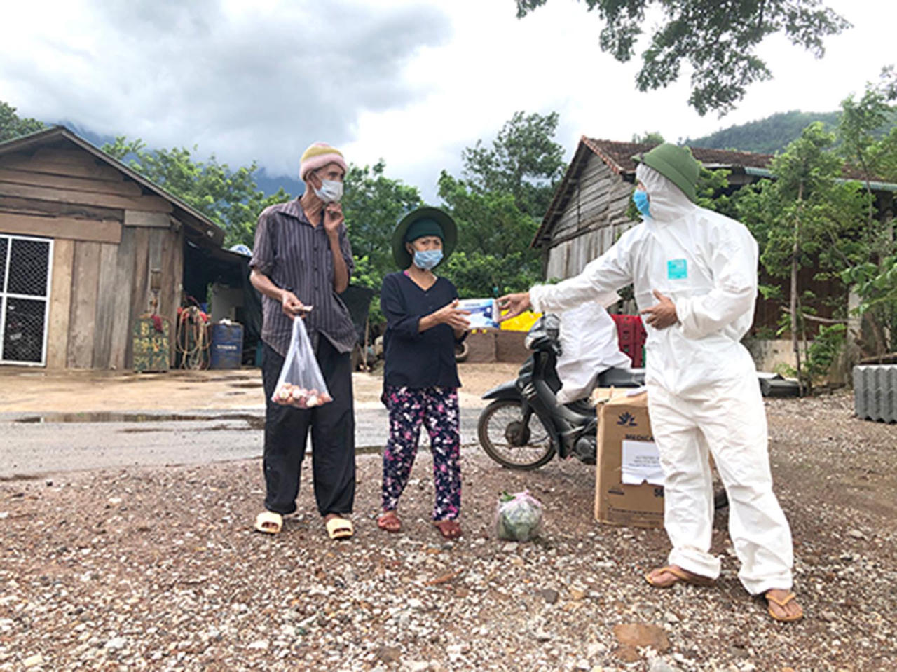 Chiến sỹ quân hàm xanh sát cánh cùng đồng bào biên giới đẩy lùi COVID-19