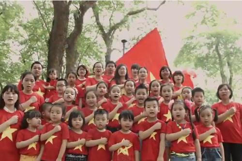 “Mười chín tháng Tám, ánh sao tự do đem tới”…