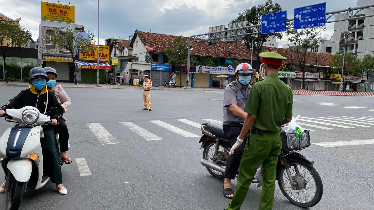 Ngày đầu TP HCM thực hiện triệt để giãn cách xã hội 