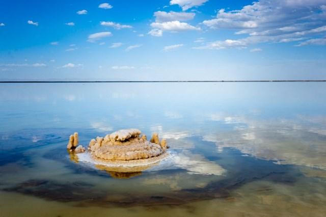 Hồ muối lớn thứ hai thế giới trị giá hơn 1.850 tỷ USD, được binh lính canh gác nghiêm ngặt