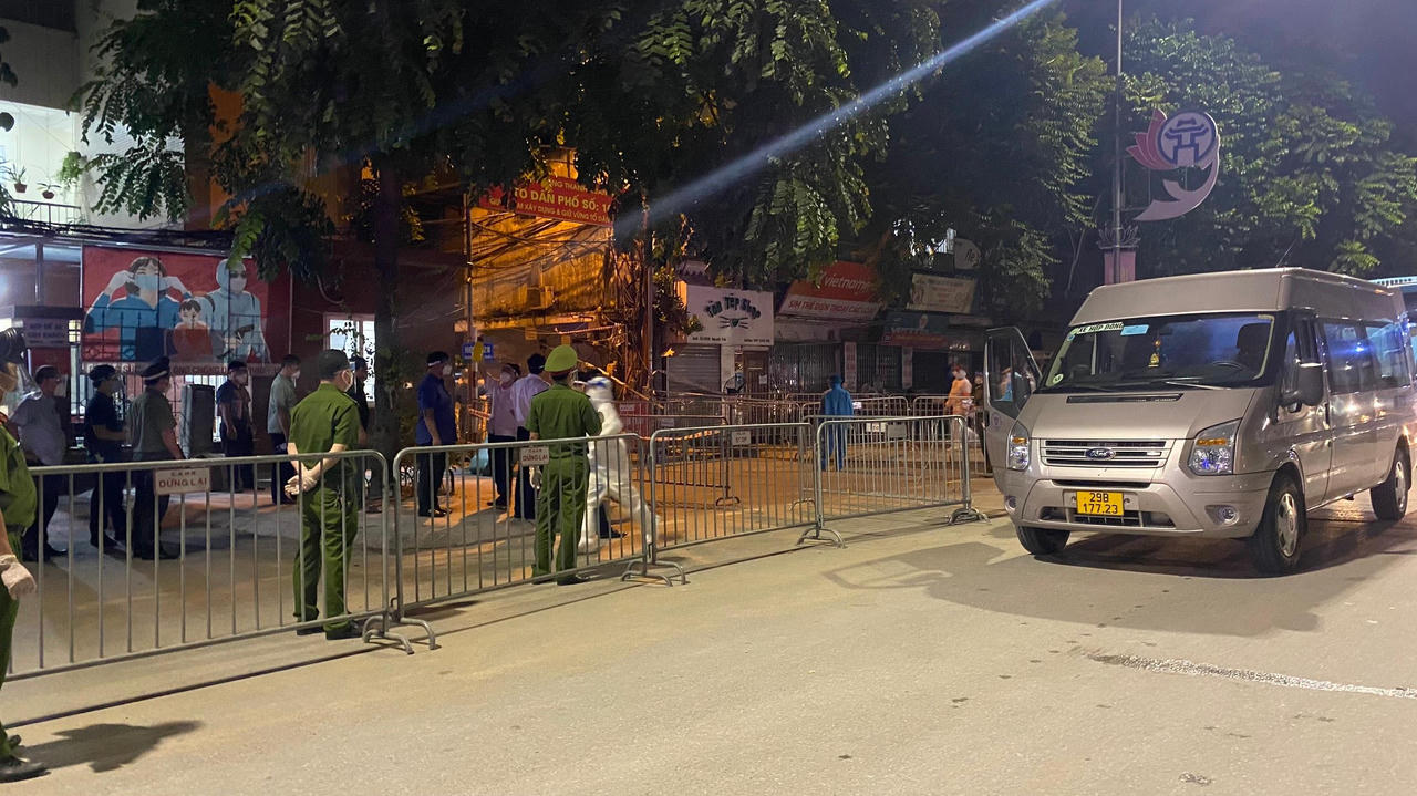 Chuyến xe đầu tiên đã di chuyển đưa người dân ở "ổ dịch" Thanh Xuân Trung đi cách ly để ngừa lây nhiễm