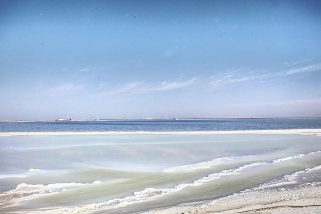 Hồ muối lớn thứ hai thế giới trị giá hơn 1.850 tỷ USD, được binh lính canh gác nghiêm ngặt