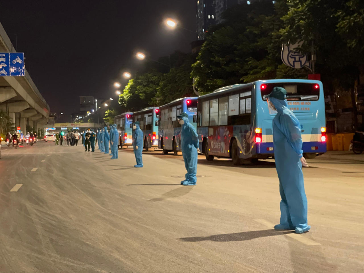 Chuyến xe đầu tiên đã di chuyển đưa người dân ở "ổ dịch" Thanh Xuân Trung đi cách ly để ngừa lây nhiễm