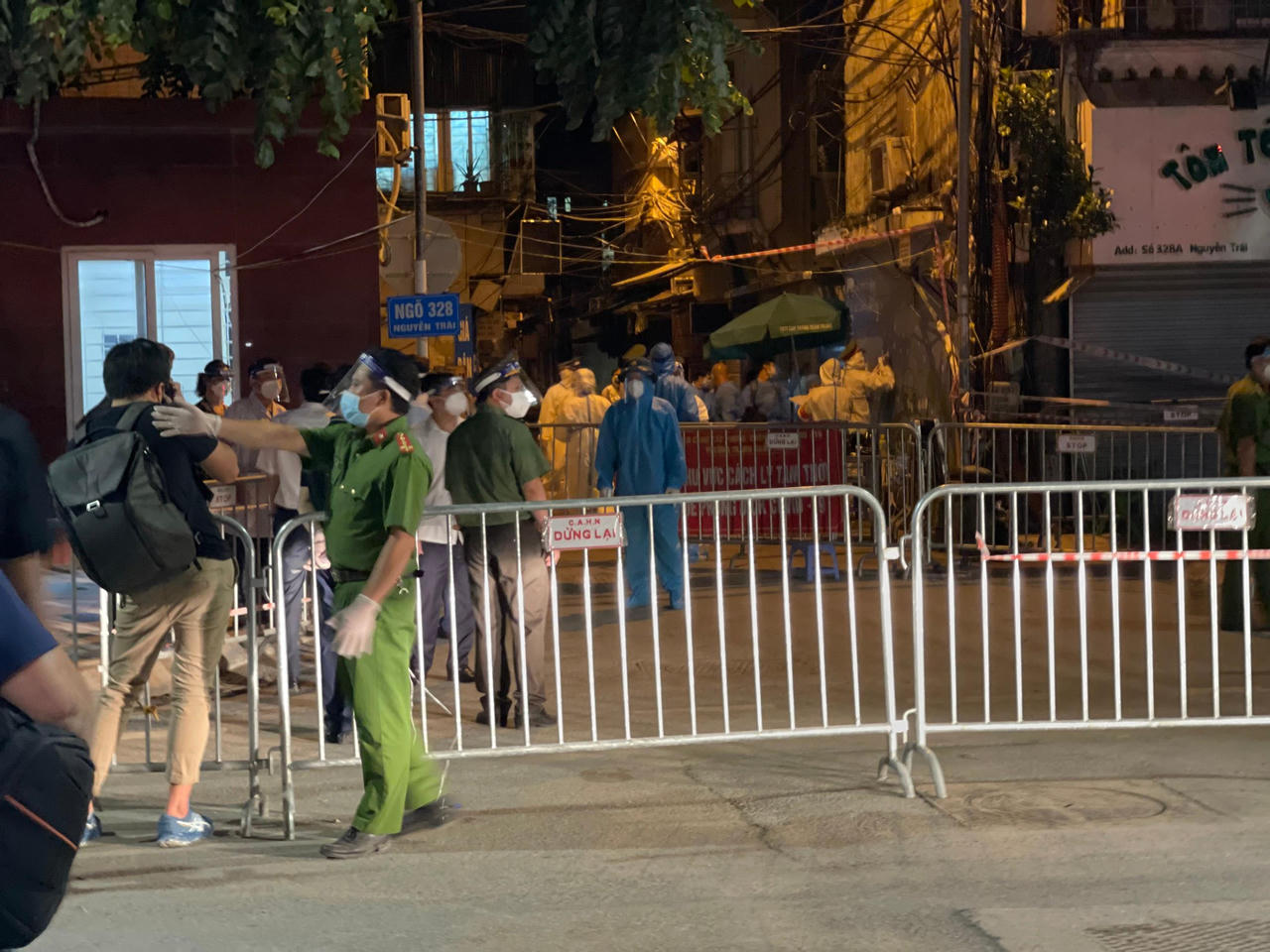 Chuyến xe đầu tiên đã di chuyển đưa người dân ở "ổ dịch" Thanh Xuân Trung đi cách ly để ngừa lây nhiễm