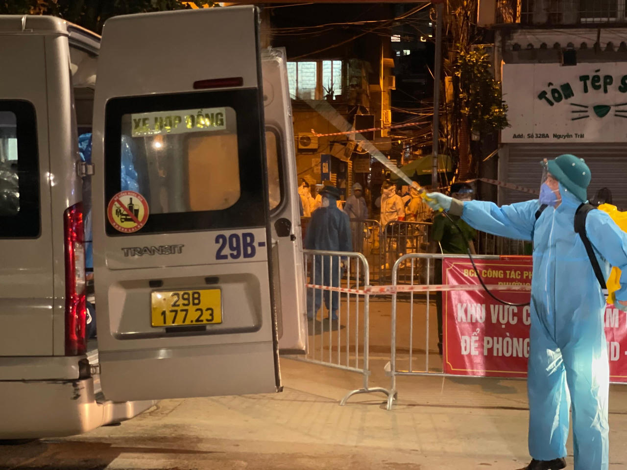 Chuyến xe đầu tiên đã di chuyển đưa người dân ở "ổ dịch" Thanh Xuân Trung đi cách ly để ngừa lây nhiễm