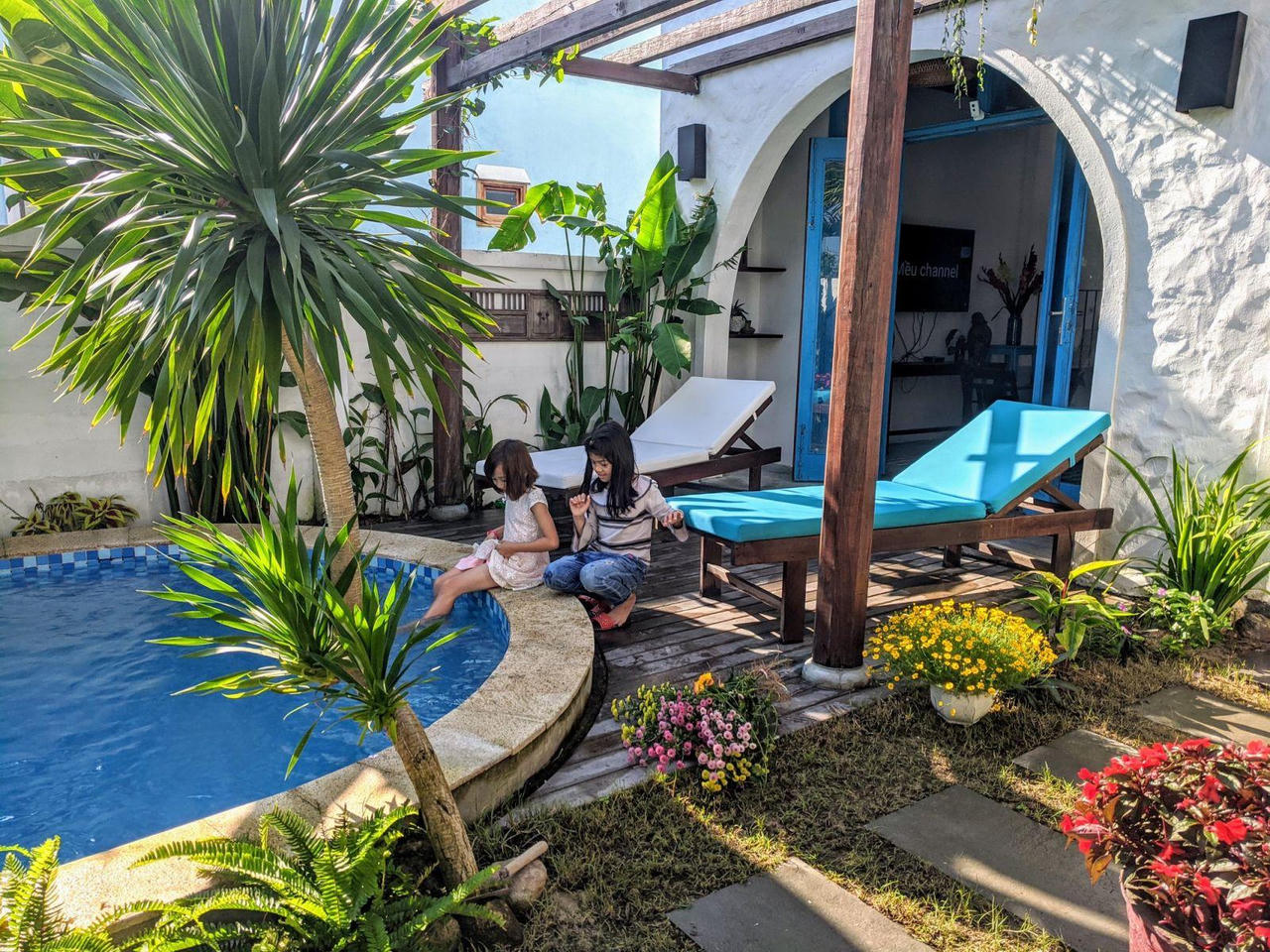 Chi 2 tỷ đồng biến căn nhà cấp 4 thành resort đẹp như mơ mang phong cách Địa Trung Hải