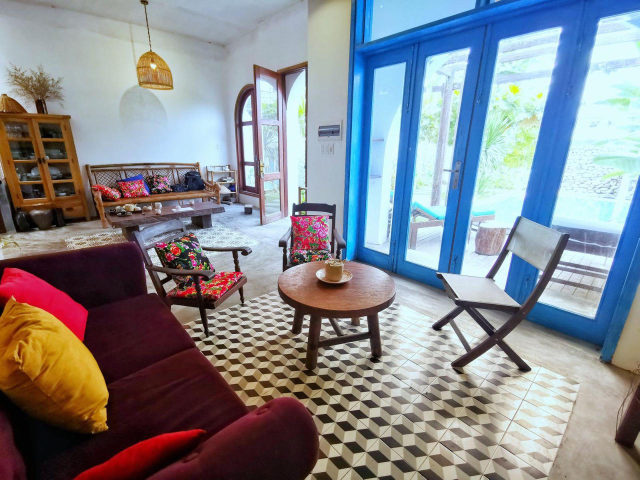 Chi 2 tỷ đồng biến căn nhà cấp 4 thành resort đẹp như mơ mang phong cách Địa Trung Hải